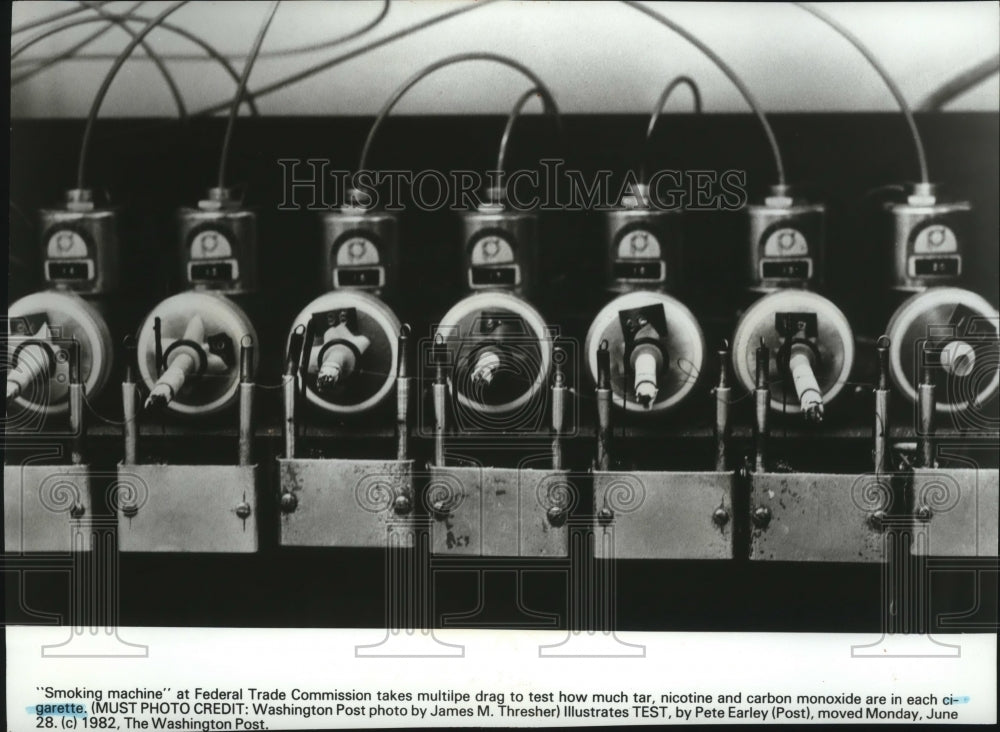 1982 Press Photo Smoking machine tests the effects caused by cigarettes - Historic Images