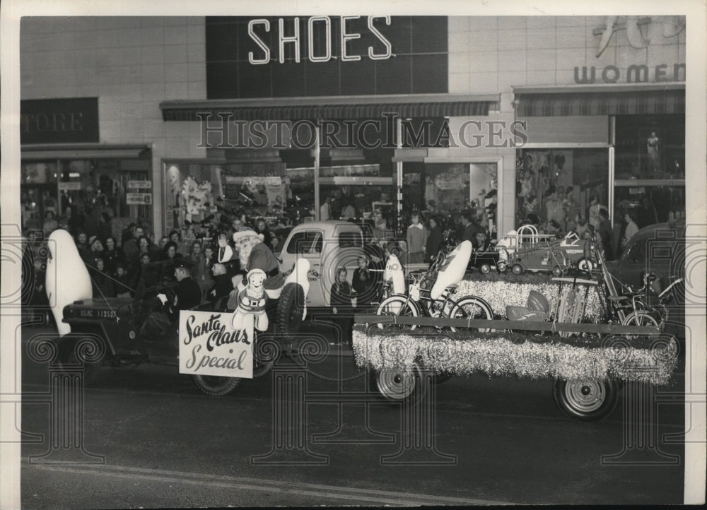 1951 Press Photo Children and parents wait for Santa Claus' arrival - spa40866-Historic Images