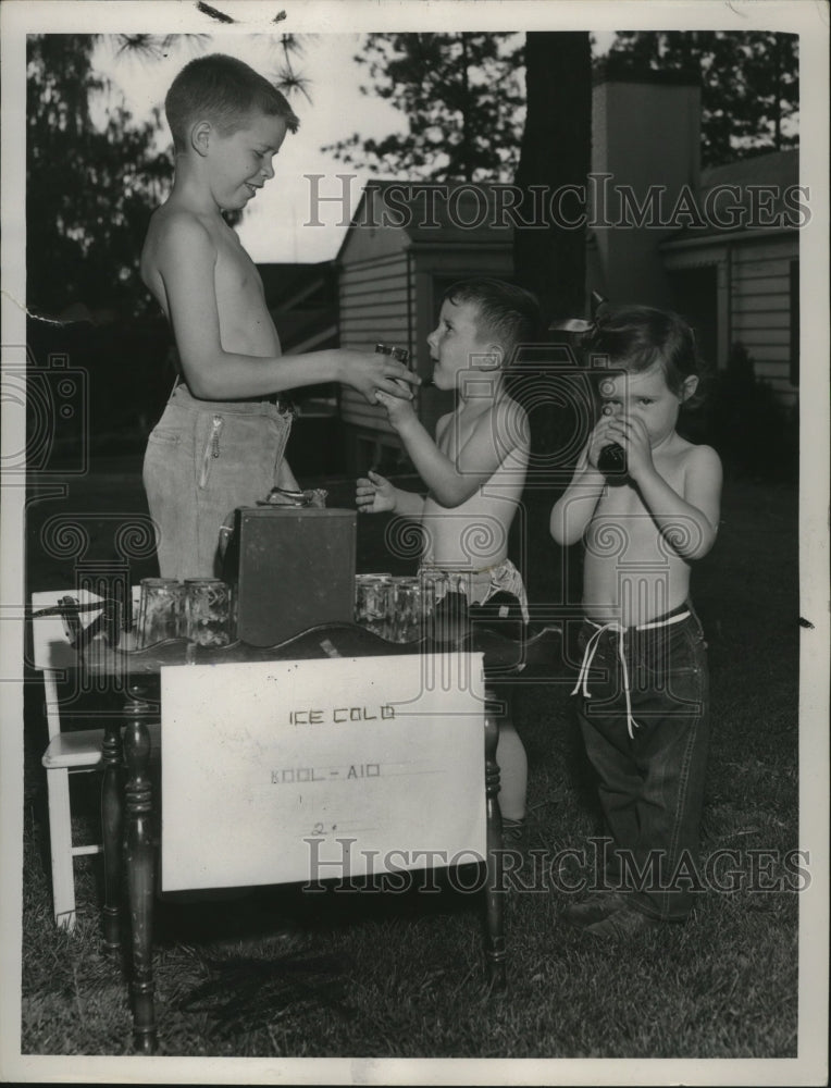 Press Photo Youngsters buy at lemonade stand - Historic Images