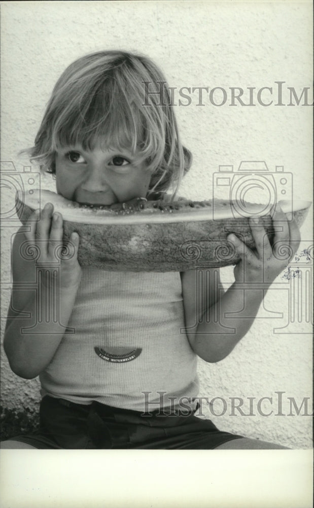 1981 Press Photo Youngster eating a big slice of watermelon - Historic Images