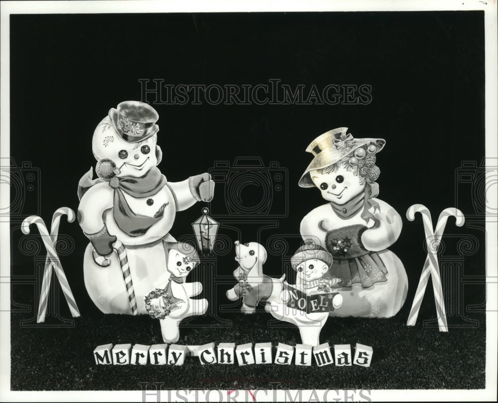 1995 Press Photo Plastic snow family is nice because it wont&#39; melt in the sun - Historic Images