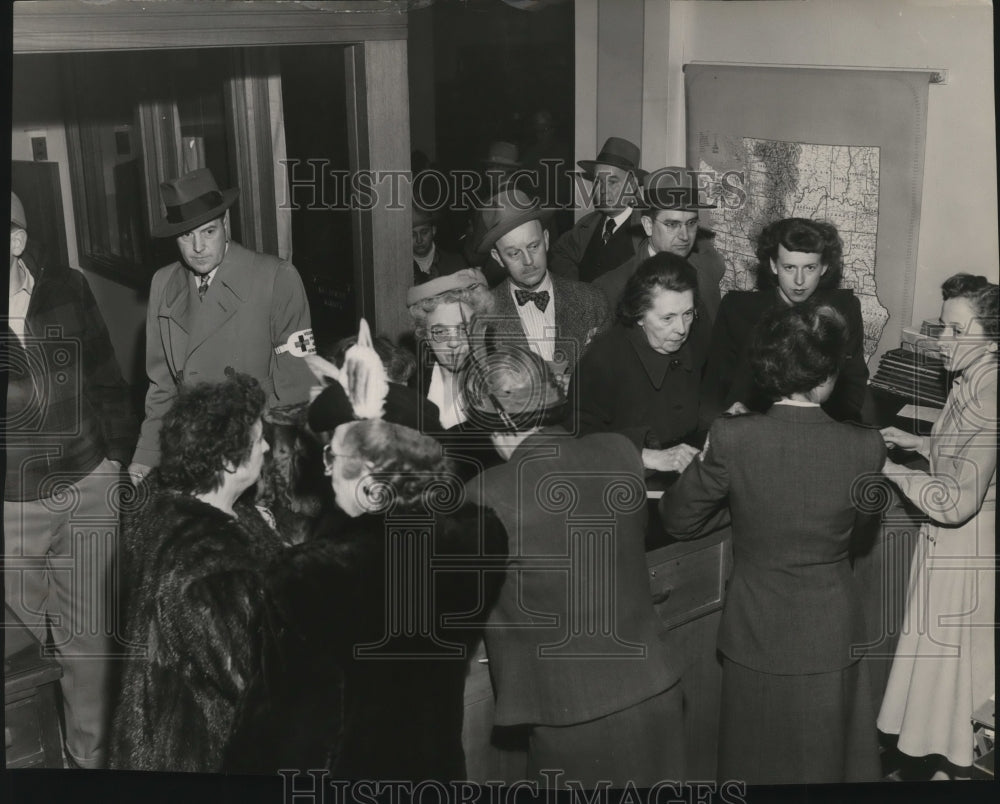 Press Photo Victims of Ridpath Hotel fire get relief help - Historic Images