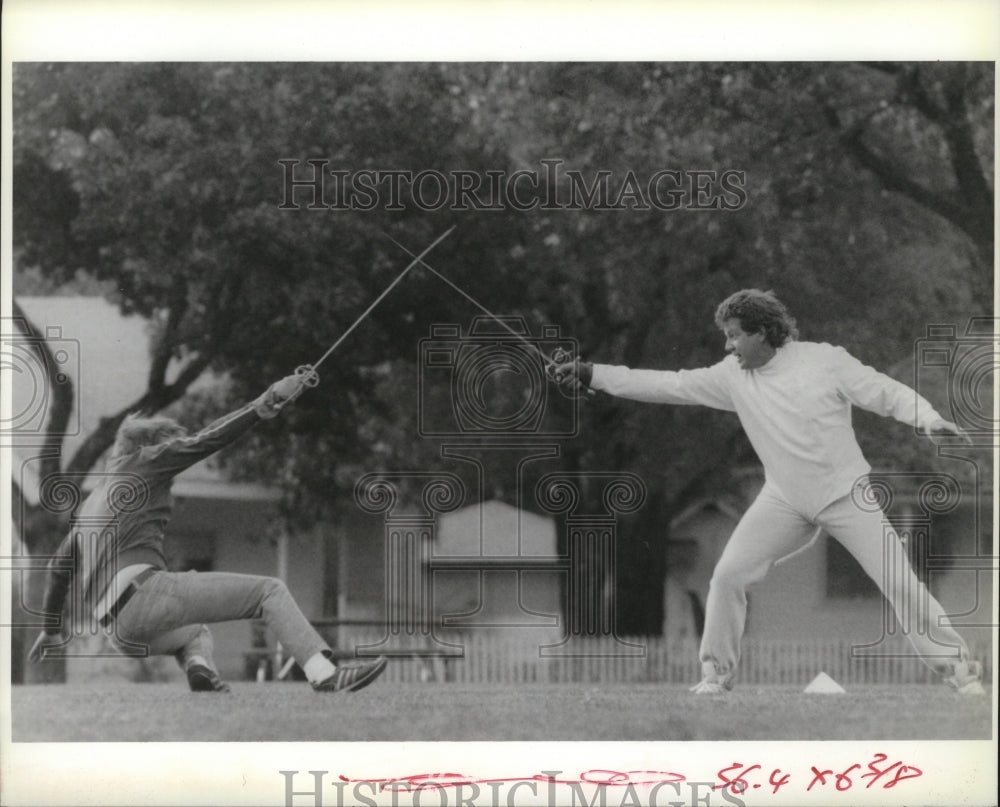 1989 Press Photo Severson and Jack Green practice and sharpen fencing skills - Historic Images