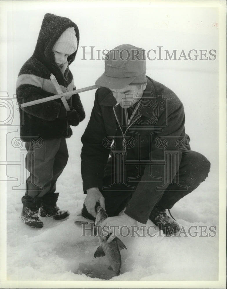 1993 Press Photo A father and daughter ice fishing together in Alberta, Canada - Historic Images