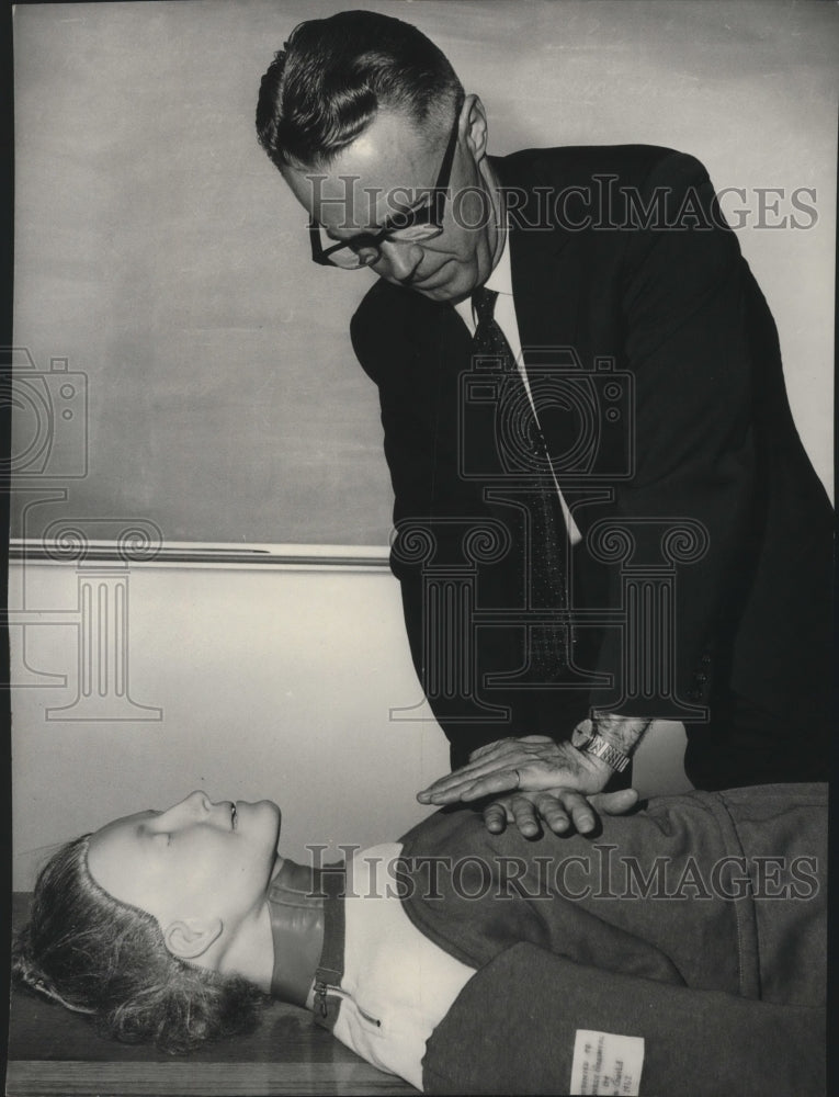 1967 Press Photo CPR Demonstration - Heart - spa44220-Historic Images