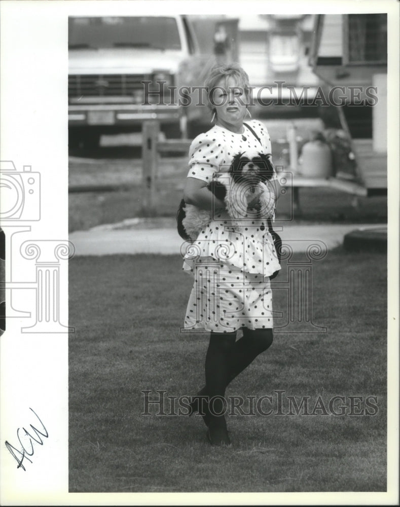 1994 Press Photo Cindy Christian holds her dog Pugsly while watching the fire - Historic Images