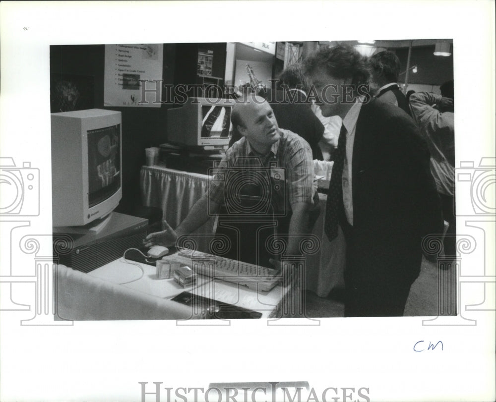 1994 Press Photo Robert Slade shows mining software to Henrik Thomson - Historic Images