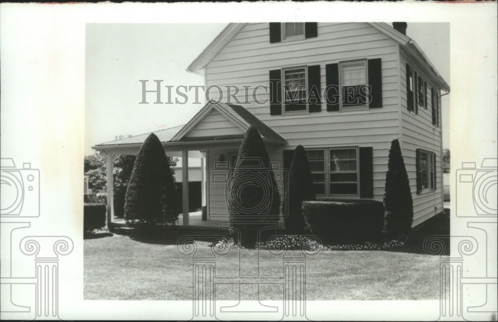 1985 Press Photo A two-story home with attic and pristine lawn - Historic Images