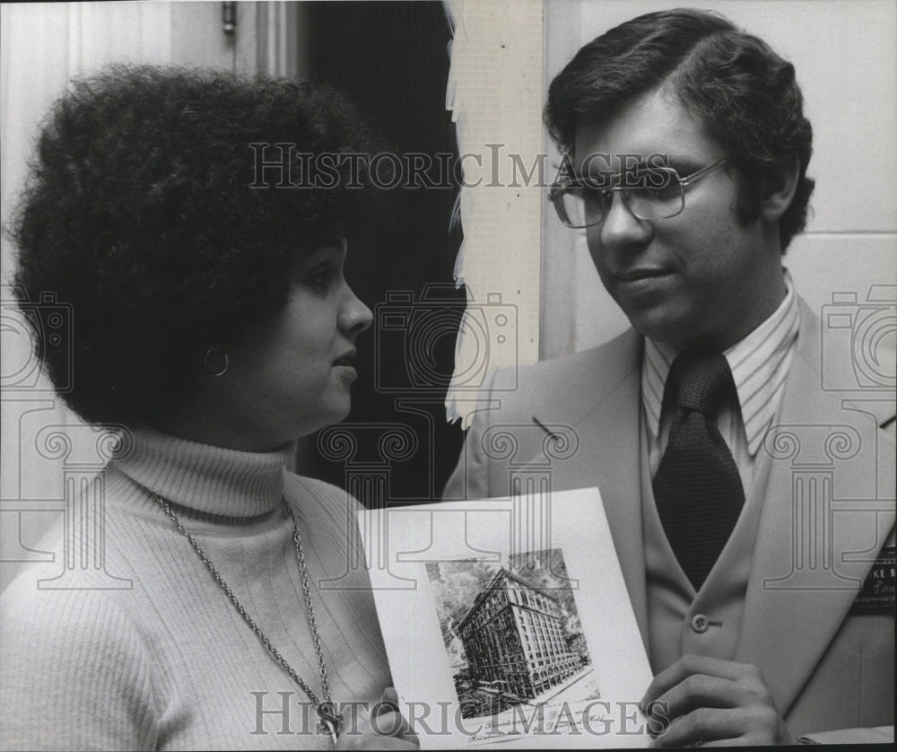1976 Press Photo Michael Bullis, Davenport Hotel personnel, Mrs. James McArthur-Historic Images