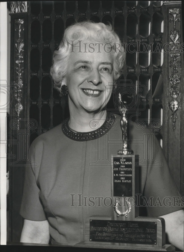 1962 Press Photo Zelma Jean Hartley displays trophy given by Davenport Hotel - Historic Images