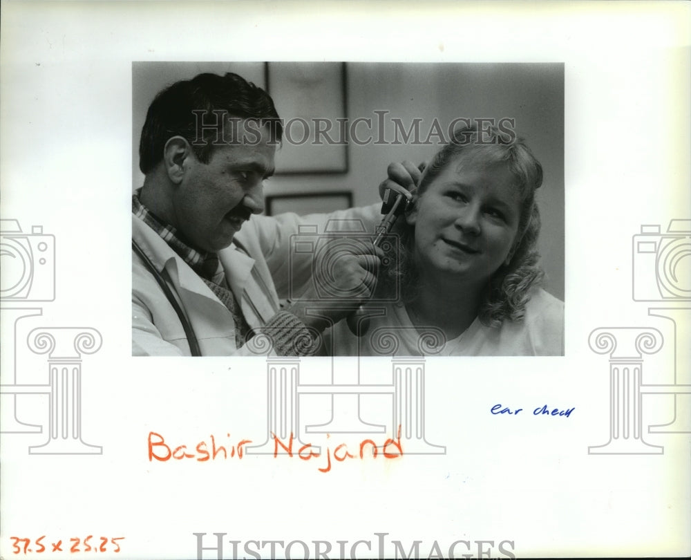 1989 Press Photo Health &amp; Crisis Centers Dr Bashir Najand checks ear - spa51152-Historic Images
