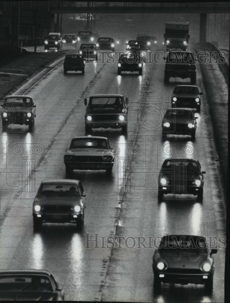1984 Press Photo Nighttime drivers on the freeway. - Historic Images