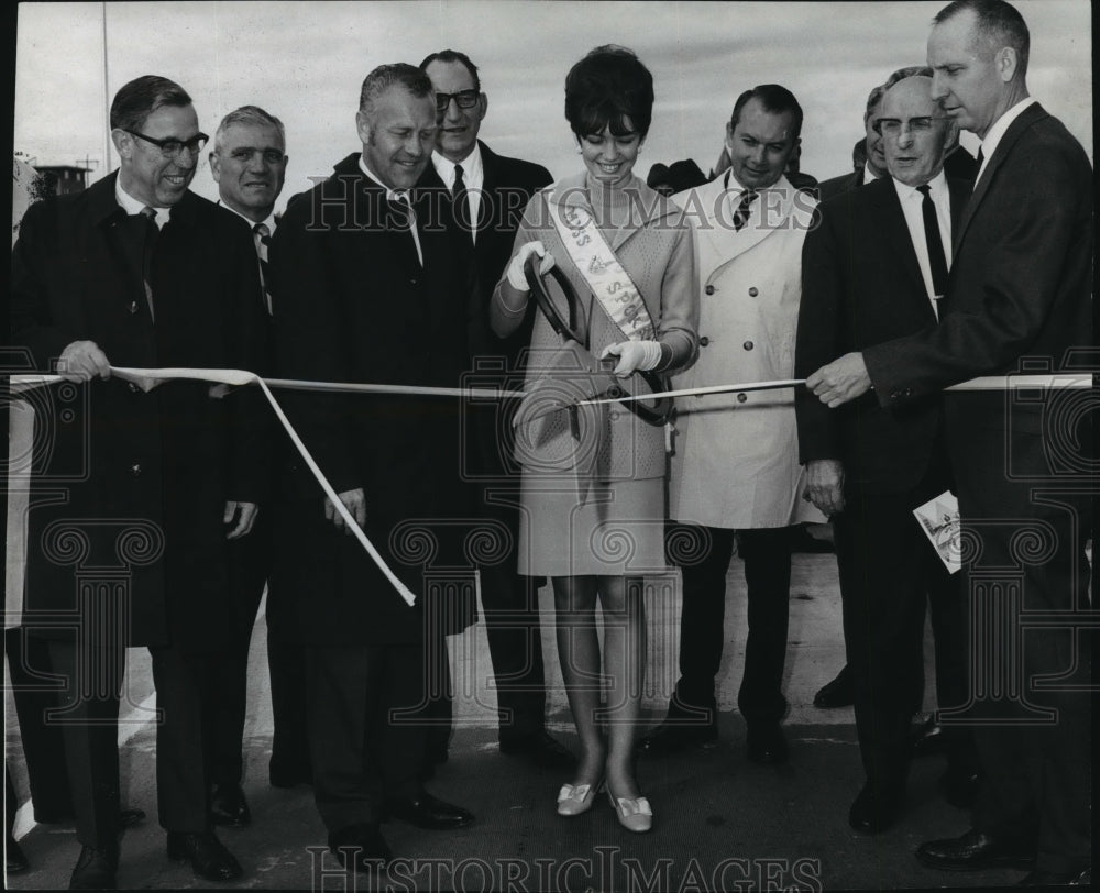 1969 Press Photo Miss Spokane Vicki Miners mark the opening of Spokane freeway - Historic Images