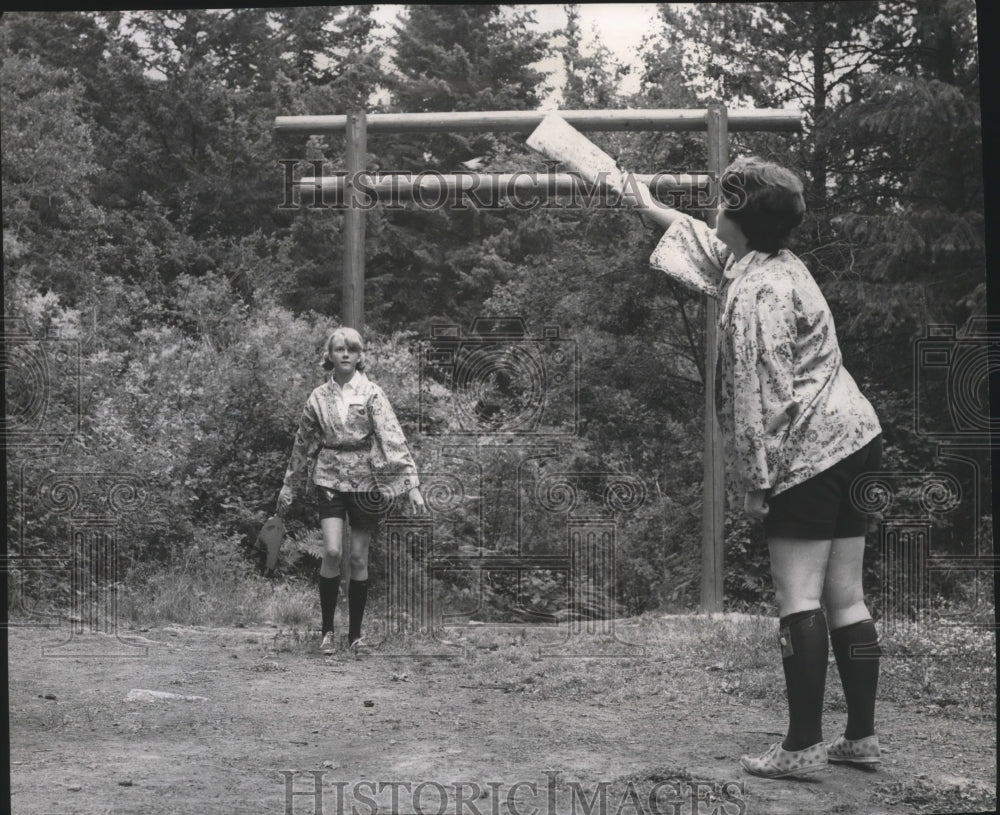 1964 Press Photo arcia Anderson & Nancy Kallio play a Japanese game "Hanetsuki" - Historic Images