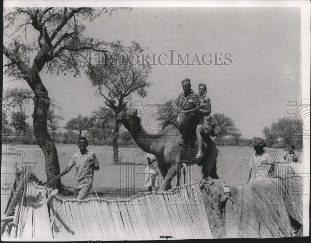 1964 Press Photo A Camel Ride by US Ambassador to India Chester Bowles - Historic Images
