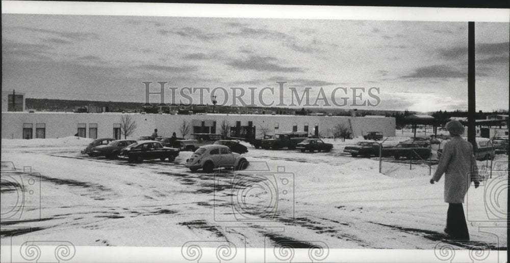 1979 Press Photo Snow covered parking space at HollisterStier Company-Historic Images