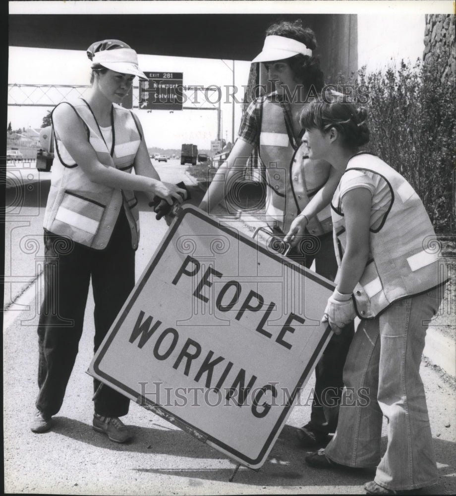 1979 Press Photo Highway sign People Working - Historic Images