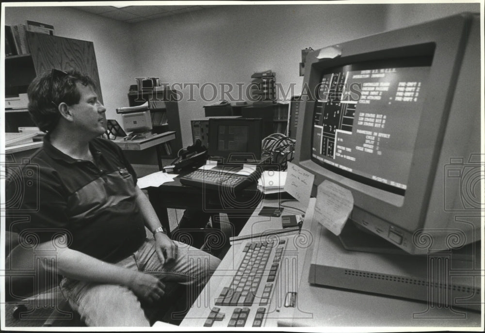 1991 Patrick Fuller programmed computer that control traffic lights - Historic Images