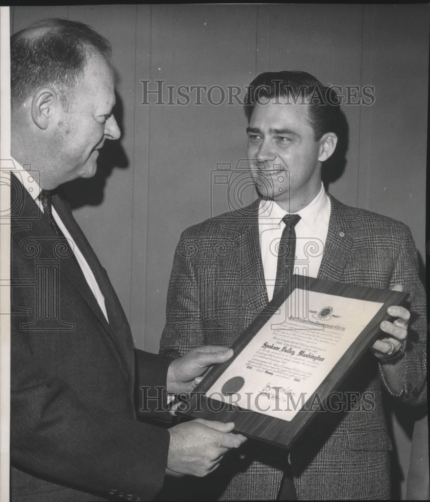 1968 Press Photo William Reeder receives the plaque from Douglas C Downey-Historic Images
