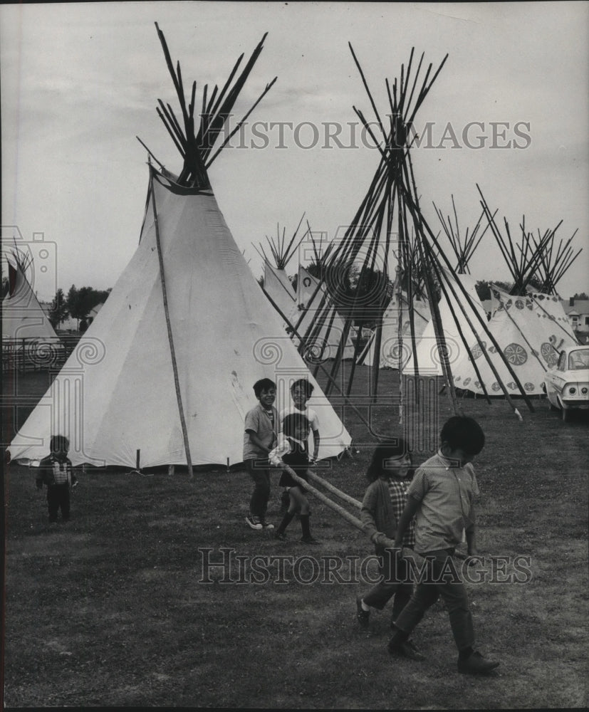 1969 Press Photo Franklin Park looks like Indian village for Smoo-ken-shin Days-Historic Images