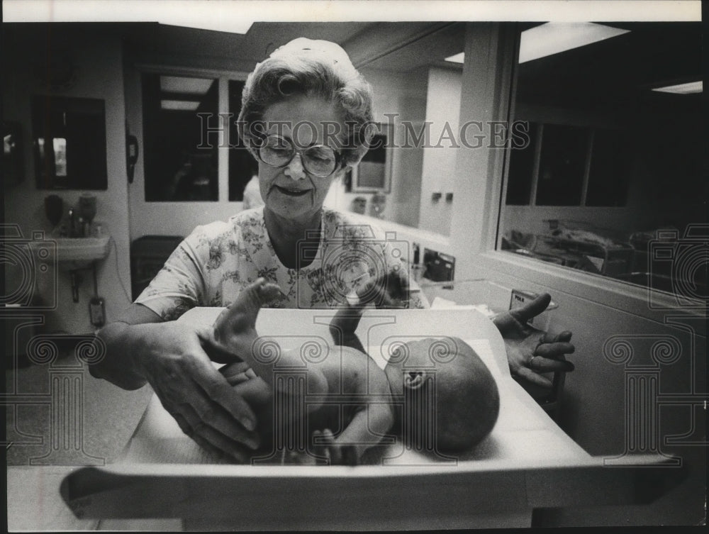 1980 Press Photo Ann Hodom examines a baby at Deaconess Hospital - spa54801 - Historic Images