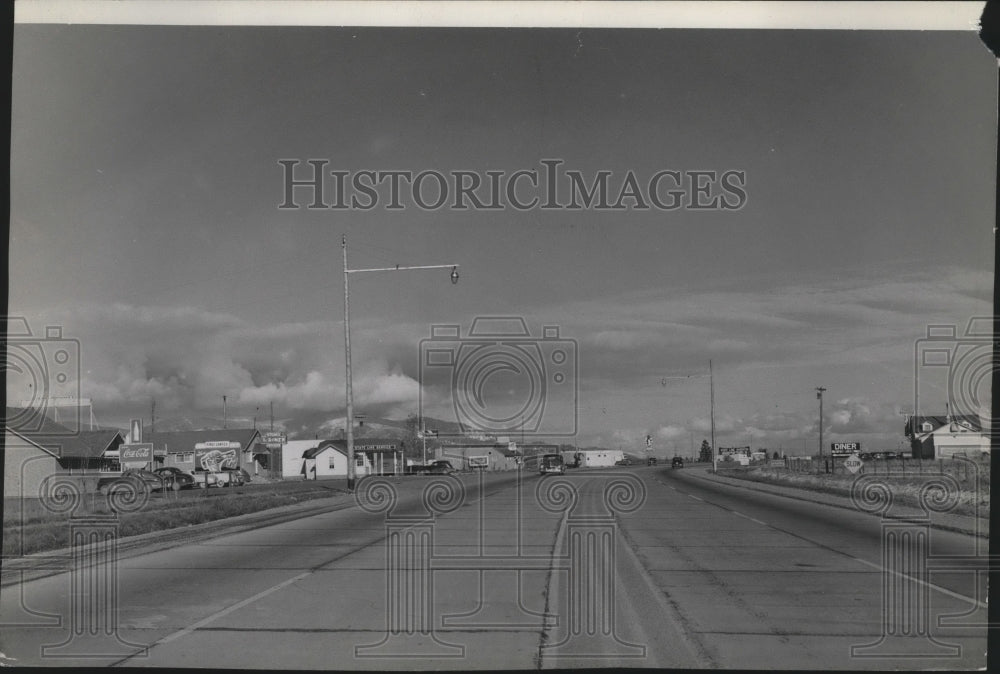 1947 Diners and Shops along the road in State Line, Idaho Historic Images