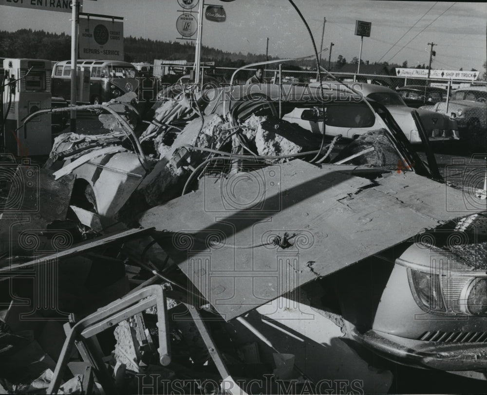 1966 Press Photo Damage from explosion at Valley Volkswagen Auto Firm - Historic Images