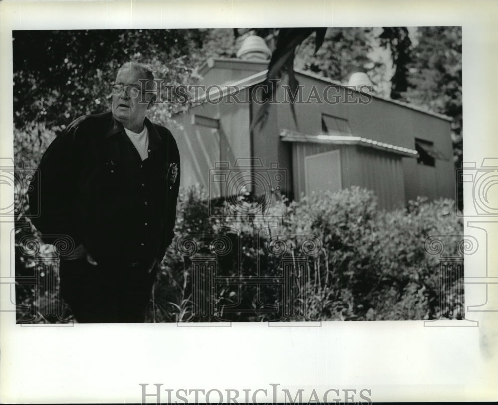 1987 Press Photo Bill Batey in front of Hayden Lake water pumping station - Historic Images