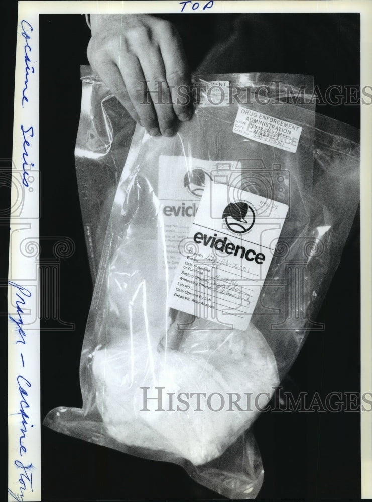 1986 Press Photo Illegal drugs inside the plastic bags as a strong evidence - Historic Images