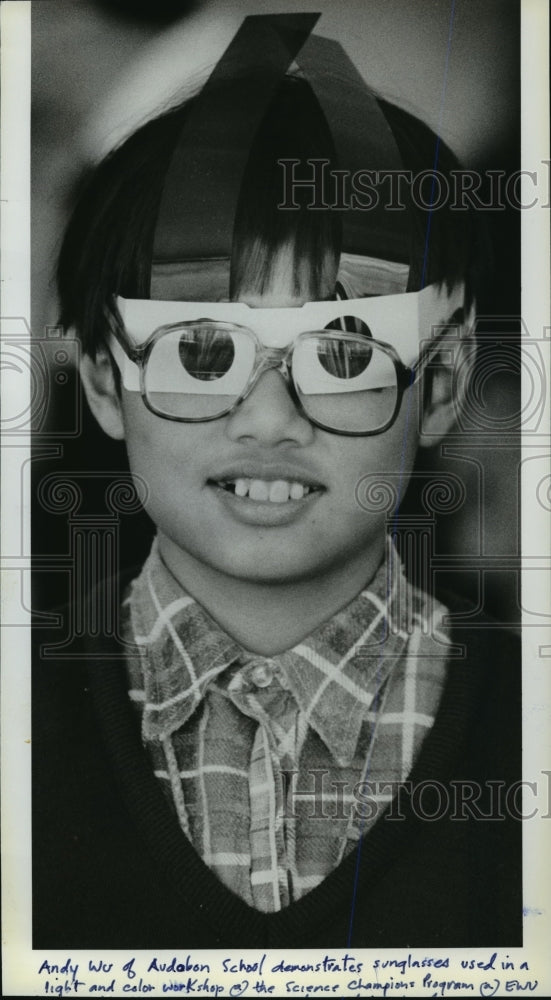 1985 Press Photo Andy Wu wears sunglasses used in light-Science Champion program - Historic Images