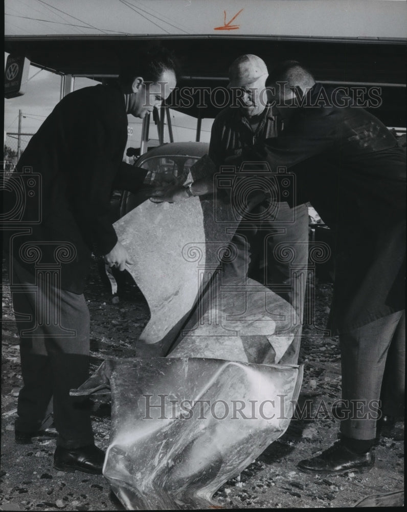 1966 Press Photo Don Hadley checks damages at Valley Volkswagen Inc. explosion - Historic Images