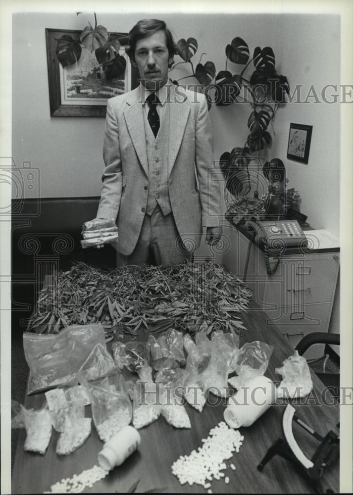 1981 Press Photo Parole and Probation Officer Mike Kelly shows marijuana haul - Historic Images
