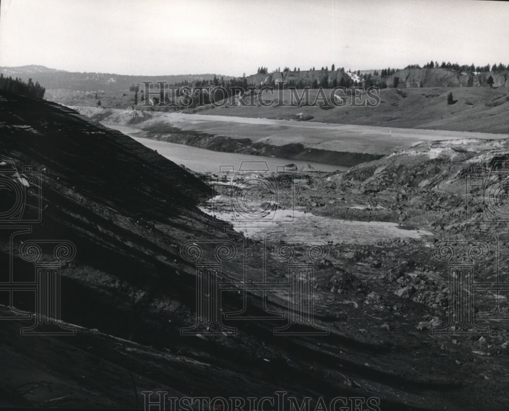 1969 Press Photo Spokane River dammed by a major earthslide near Lake Roosevelt - Historic Images