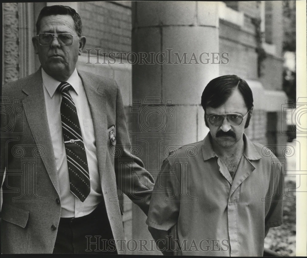 1984 Press Photo Kidnapper Lawrence Nellsch, escorted by bailiff Rich Gerhard - Historic Images