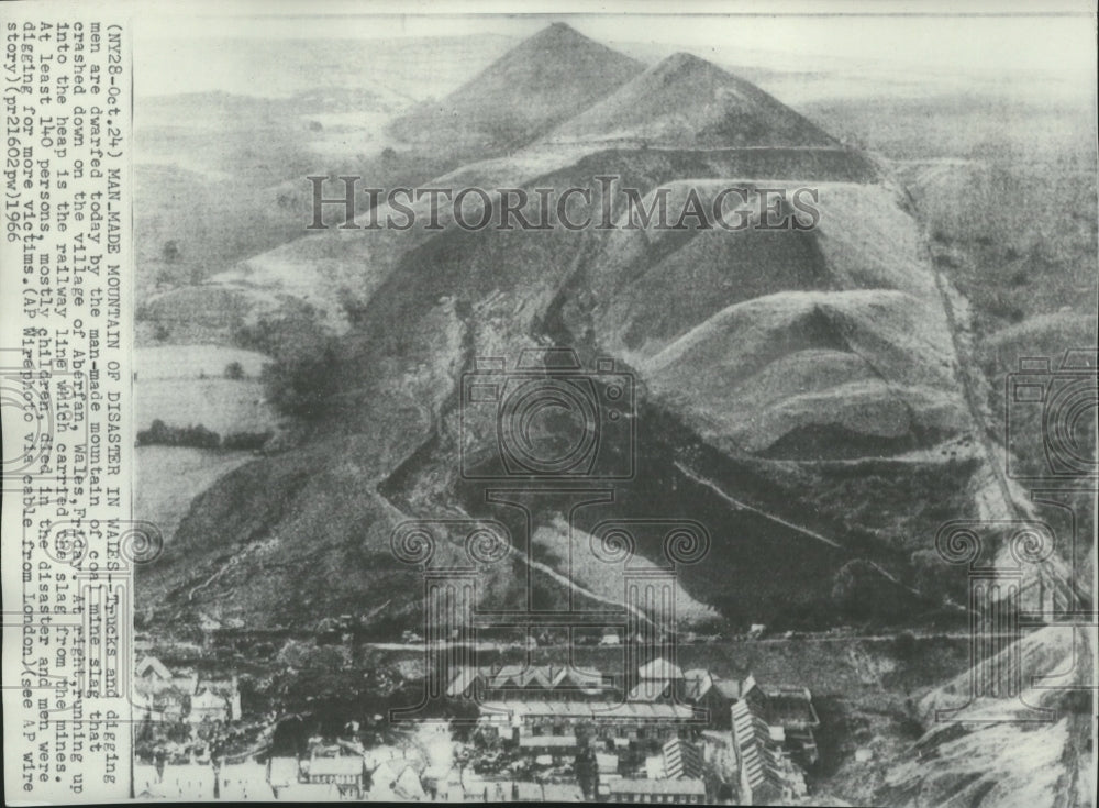 1966 Press Photo Man-made mountain of coal mine crashed down in Aberfan, Wales - Historic Images