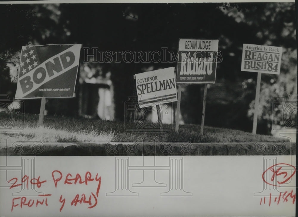 1984 Press Photo Political campaign signs at the front yard-29 and Perry - Historic Images