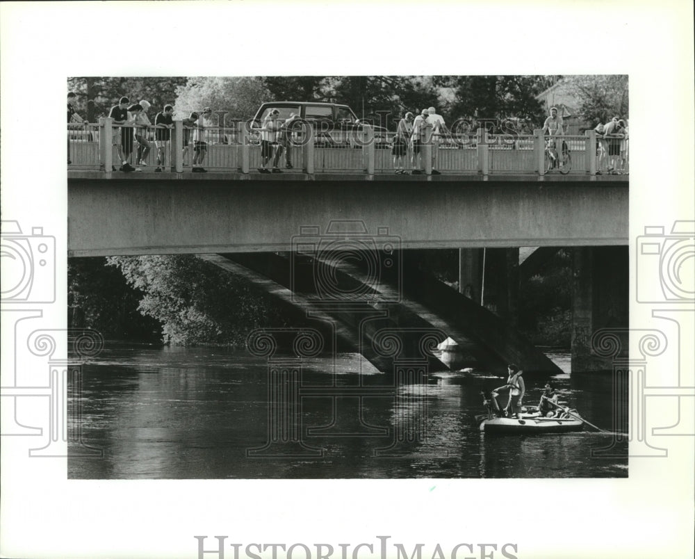 1993 Press Photo Searchers and onlookers try to spot man fell in Spokane River - Historic Images