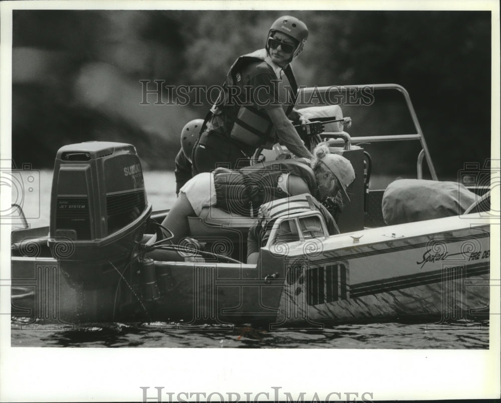 1994 Press Photo Emergency crews give CPR to a drowning victim in Spokane River - Historic Images