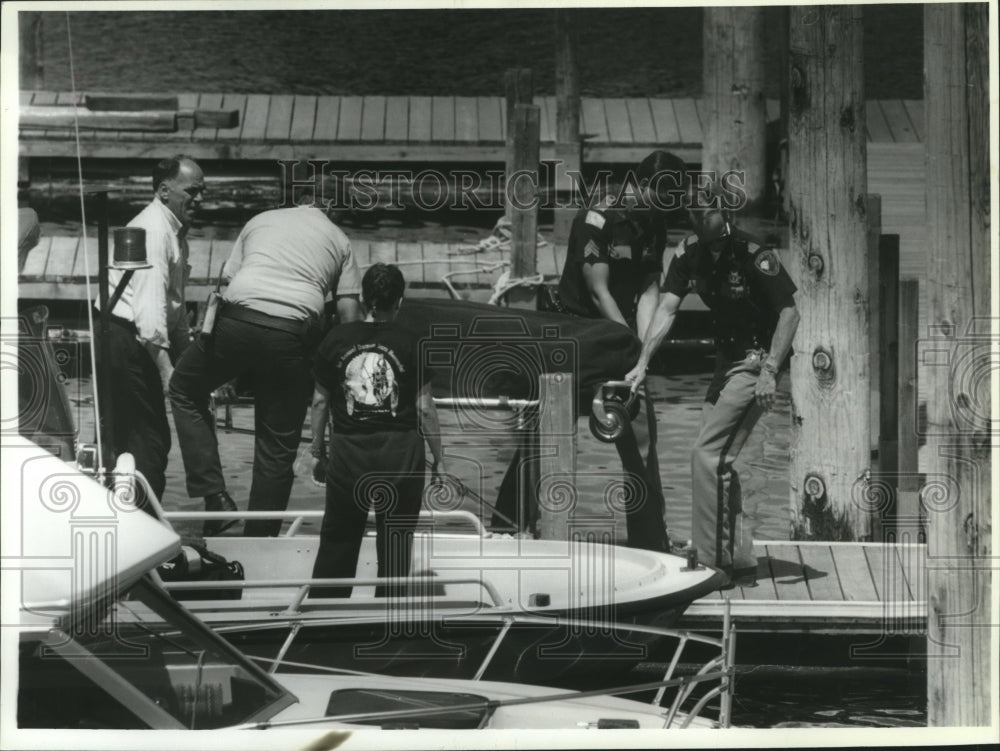 1994 Press Photo Lincoln County sheriff's deputies recover body of drowned teen - Historic Images
