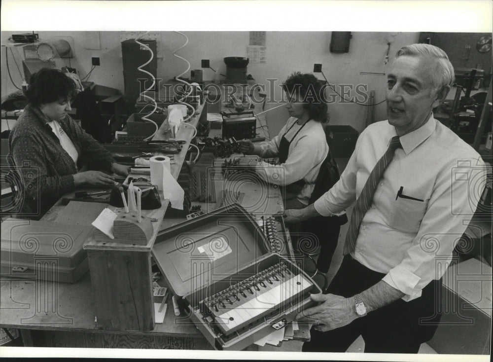 1990 Press Photo Russell Gray observes work by Joslyn Electronics employees - Historic Images
