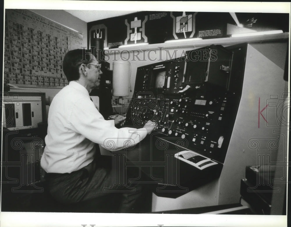 1992 Press Photo John Devaney, Hi-Rel Lab president uses an electron microscope - Historic Images