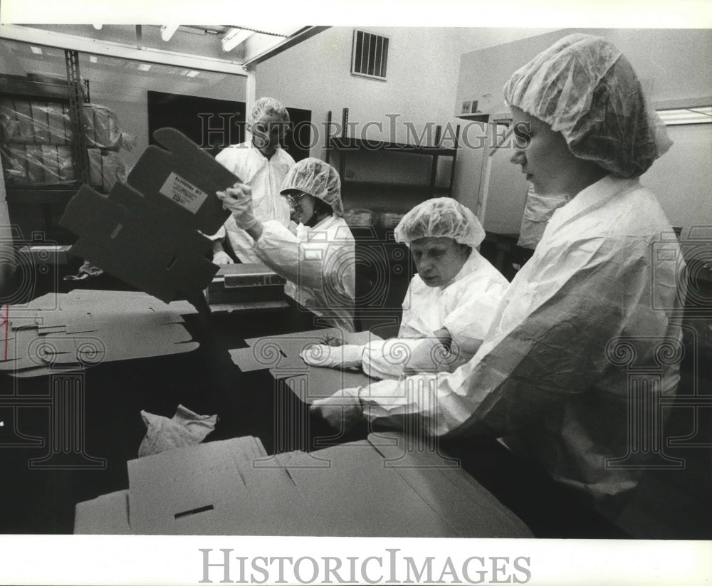 1993 Press Photo Wesley Sweitzer et al in the clean room of Matthey Electronics - Historic Images