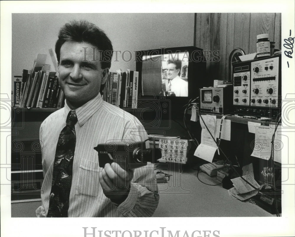1993 Press Photo Robert Hebb, founder Hebbtronics- video surveillance equipment - Historic Images