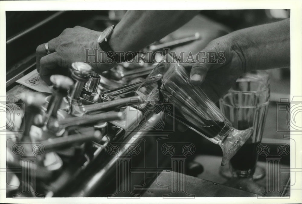 1990 Press Photo Bill Dahmen mixes a soda at Elk Drug Store - spa58209 - Historic Images