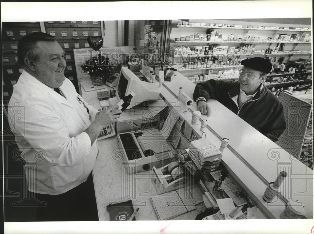 1989 Press Photo Neighborhood pharmacist Ed Ewell with customer Ernest Marlow - Historic Images