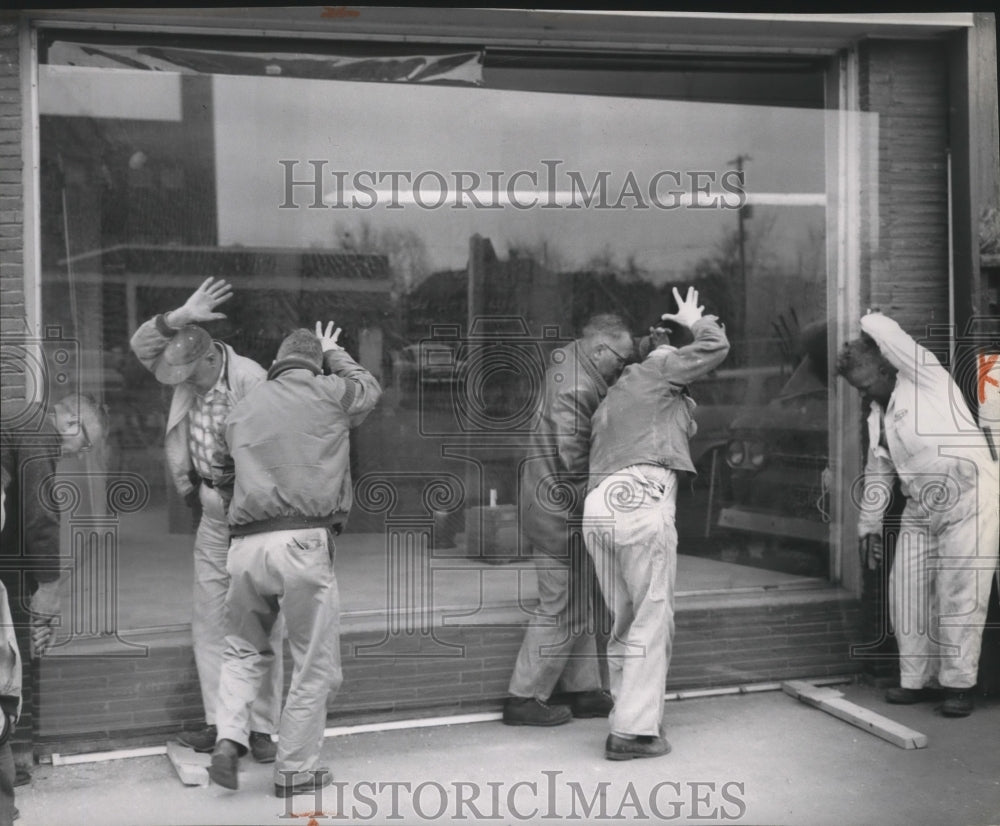 Press Photo Re-installing new glass windows after North Monroe Explosion - Historic Images