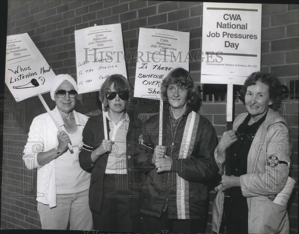 1979 Press Photo Local Communications Workers of America pickets Work