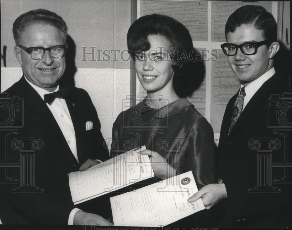 1967 Press Photo AR Lowry of Spokane Elks w/ Youth Leadership contest winners - Historic Images