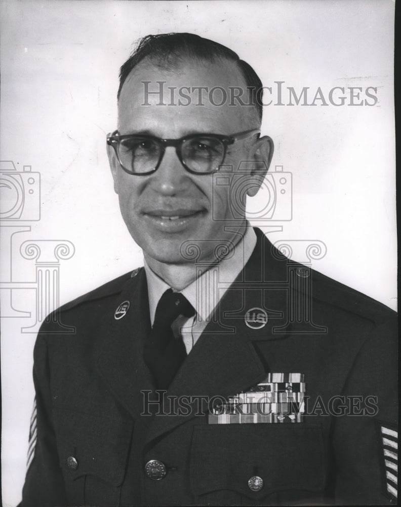1964 Press Photo Frank Watson-Fairchild Air Force Man of the year representative - Historic Images