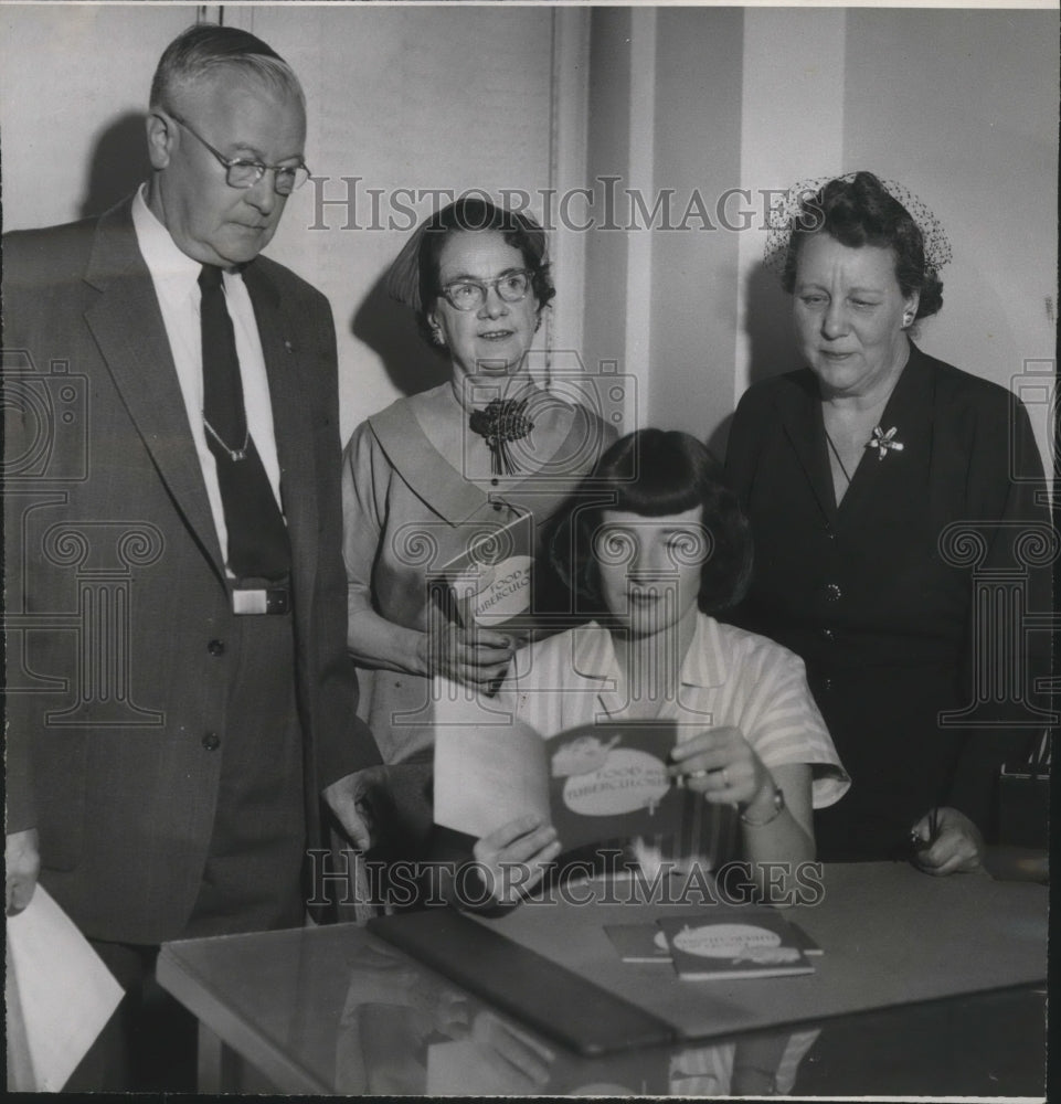 Press Photo Housewife patient training discussed with occupational the ...